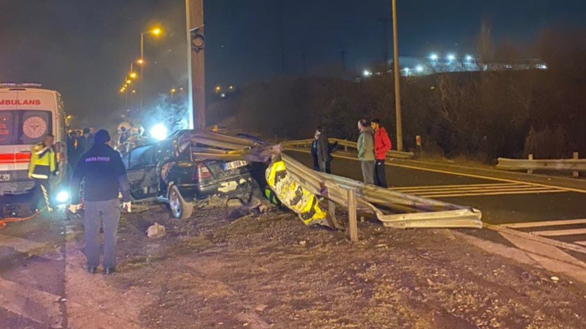 Ankara'da direğe çarpan otomobilin sürücüsü öldü