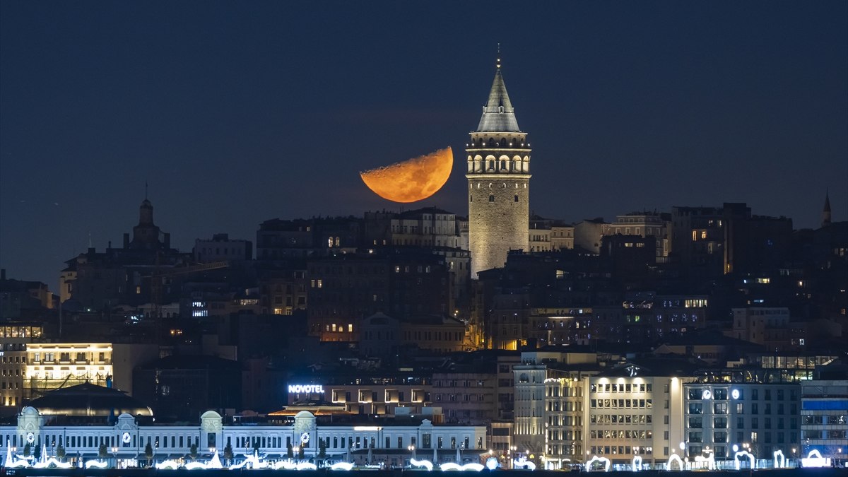 İstanbul'da muhteşem yarım ay manzaraları