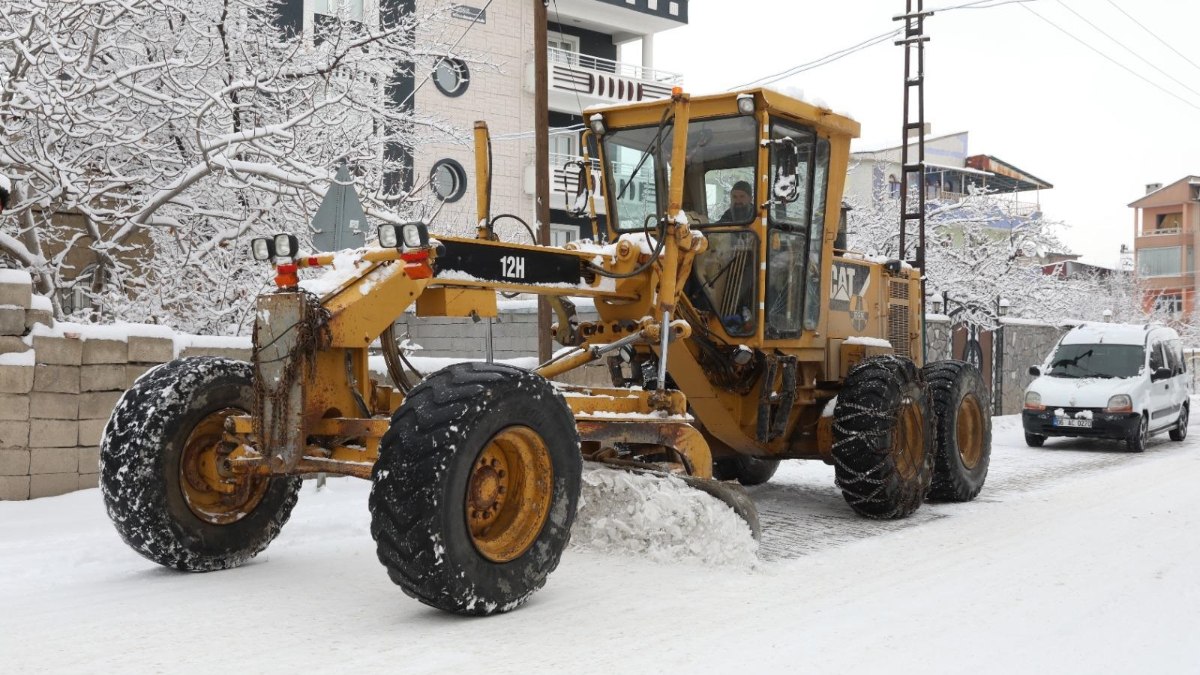 Van'da kardan kapanan mahalle ve mezra yolunun ulaşıma açılması için çalışma