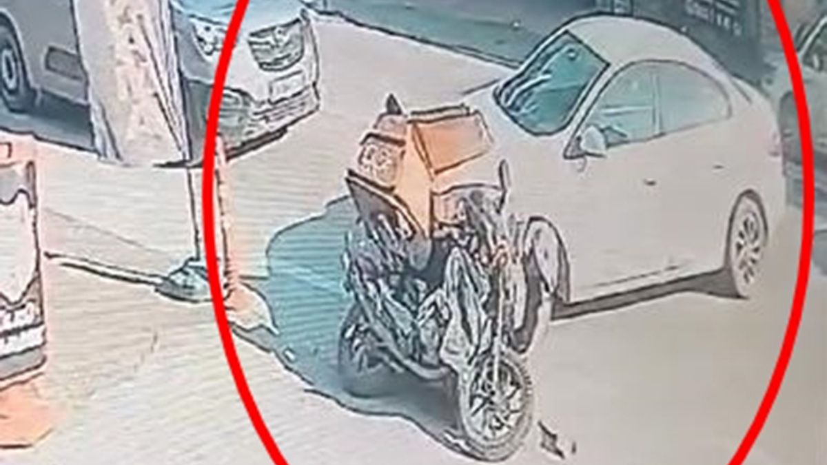 Bursa’da kurye çarptığı otomobille devrilen motosikletinin arasında sıkıştı Bursa’da kurye çarptığı otomobille devrilen motosikletinin arasında sıkıştı