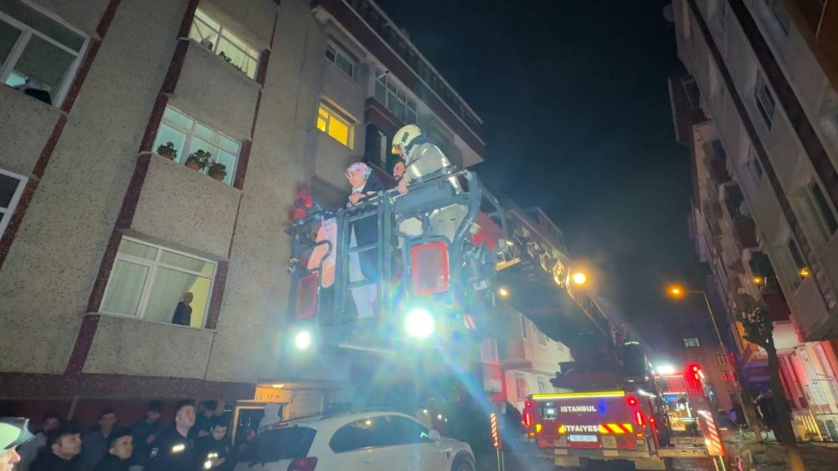 Avcılar’da bina yangını: Mahsur kalan 5 kişi kurtarıldı Avcılar’da bina yangını: Mahsur kalan 5 kişi kurtarıldı