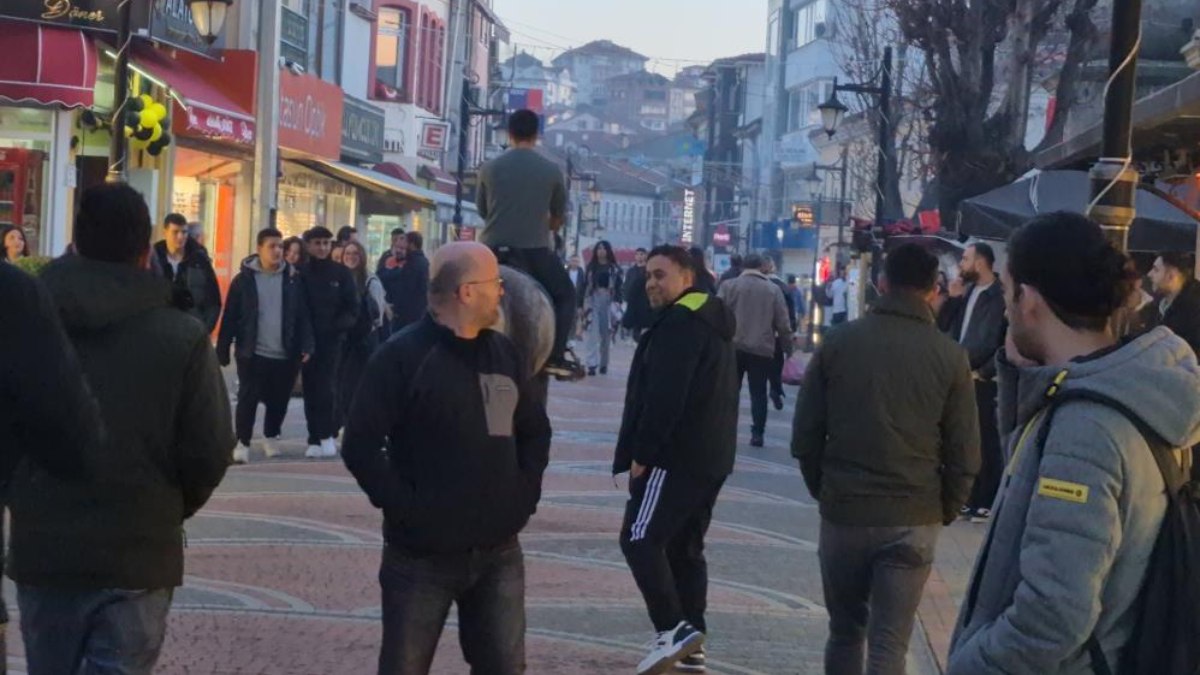 Bartın'da kalabalık caddeye atla giren şahsa polis engeli