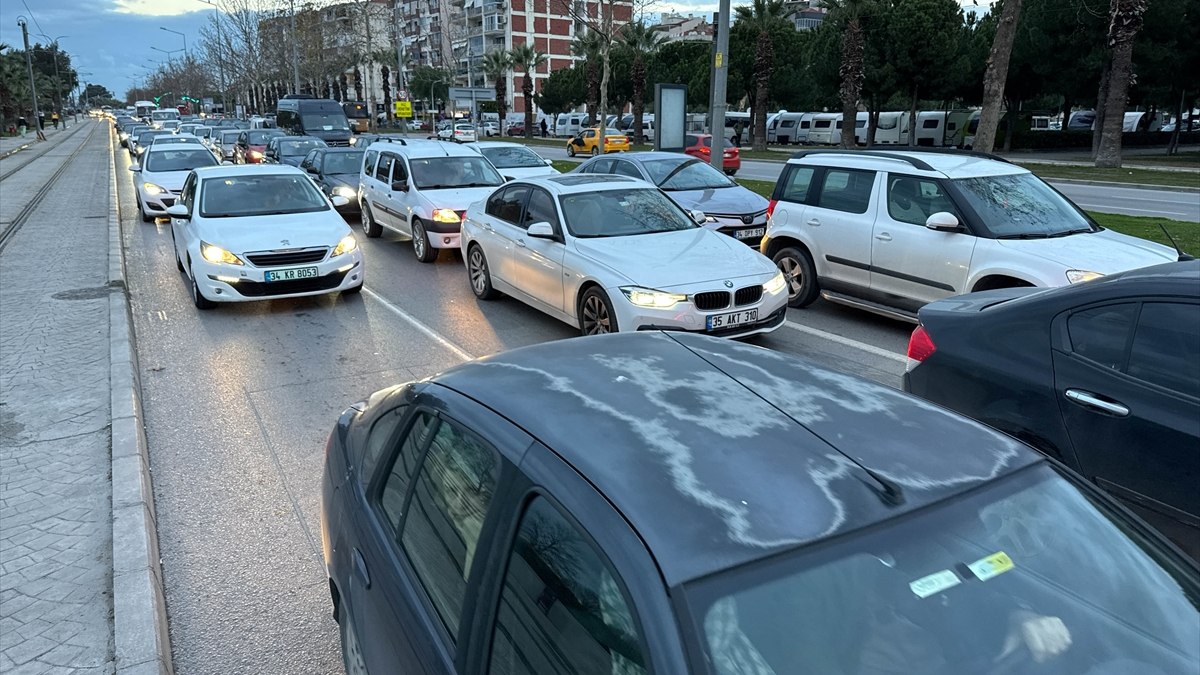 İzmir'de belediye otobüs şoförleri iş bırakma eylemi yaptı: Duraklarda ve trafikte yoğunluk oluştu