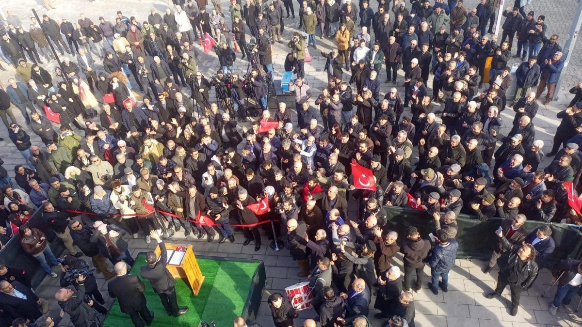 Özgür Özel'in Cihanbeyli'de miting yaptığı alan boş kaldı