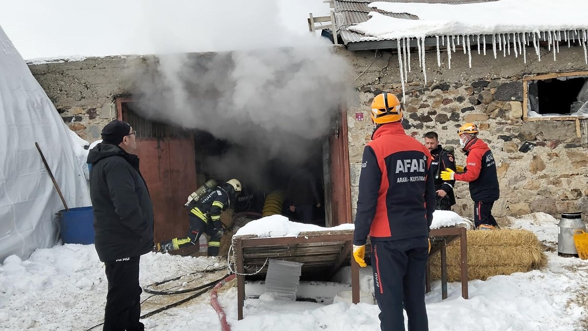 Erzurum'da korkutan ahır yangını