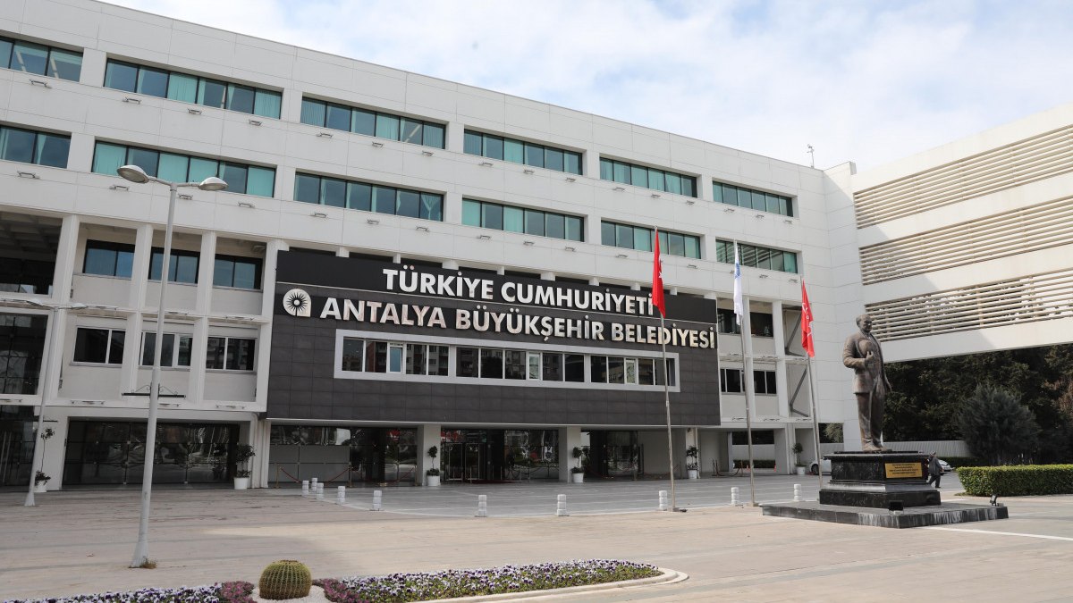 Antalya Büyükşehir Belediyesi 2 bin personelini emekli ediyor