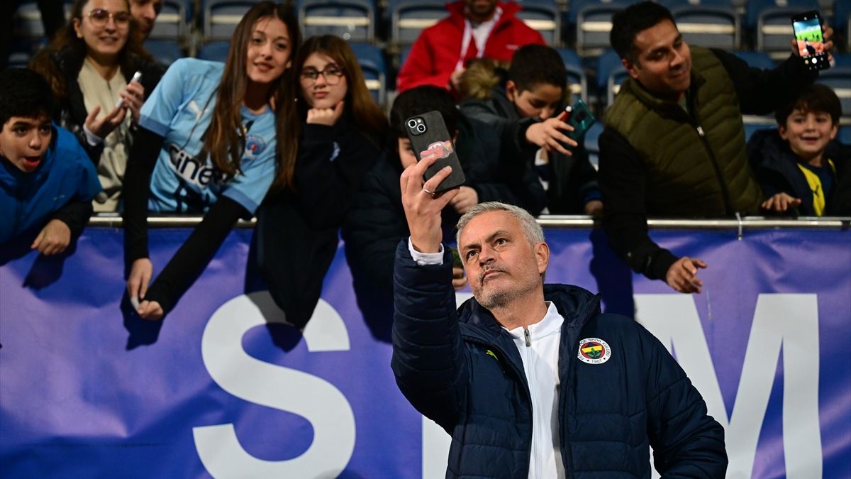 Jose Mourinho'dan Kasımpaşa taraftarına jest!