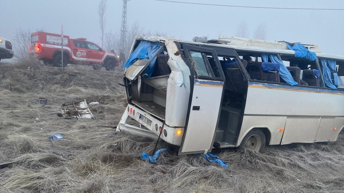 Malatya'da işçi servisi devrildi: 17 yaralı