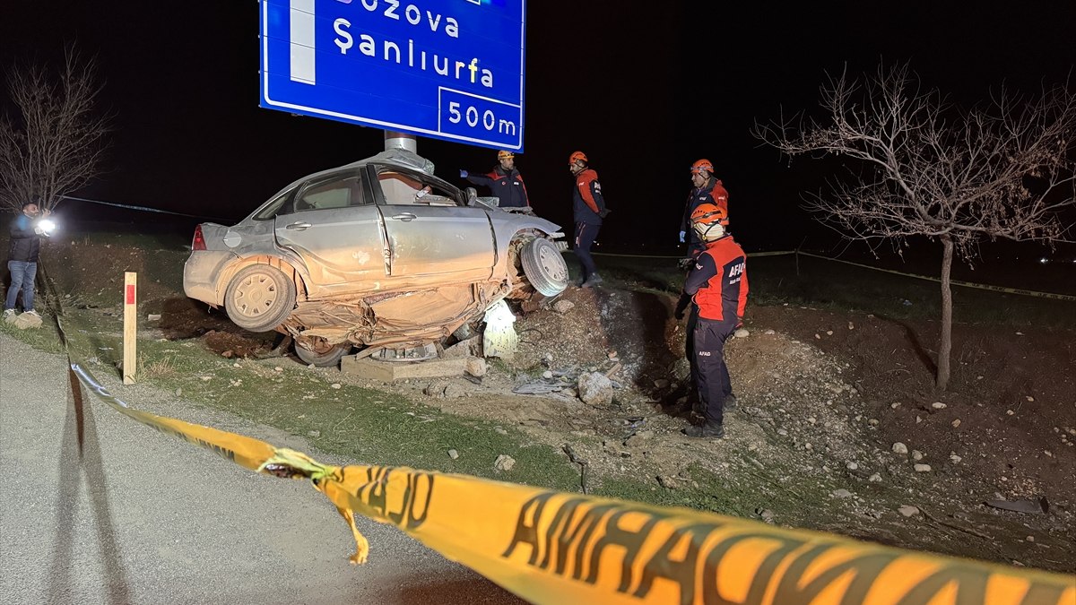 Adıyaman'da direğe çarpan otomobilin sürücüsü öldü