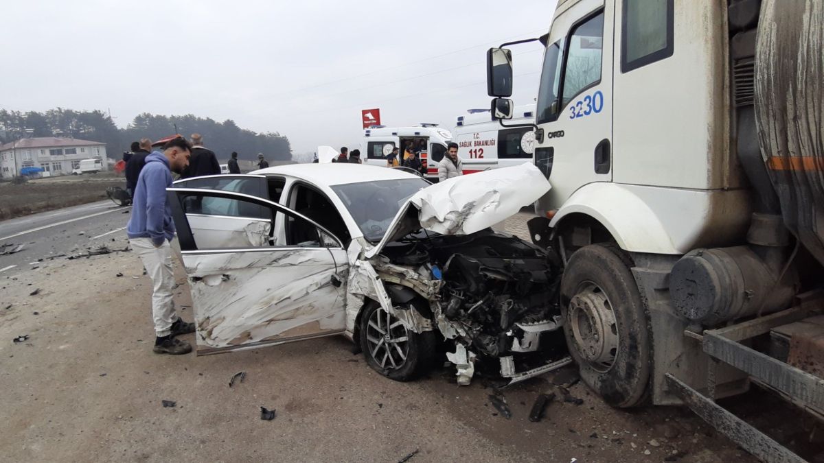 Bolu'da kaza yapan otomobil tıra çarptı: 2 yaralı