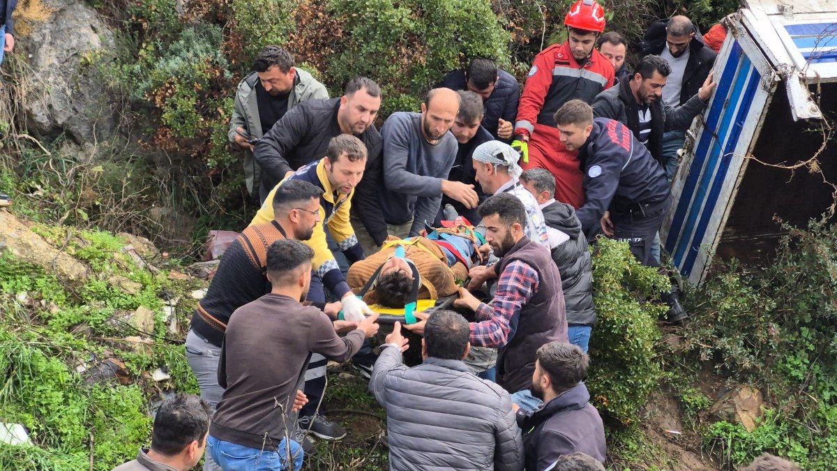 Muğla'da kamyonet uçuruma yuvarlandı