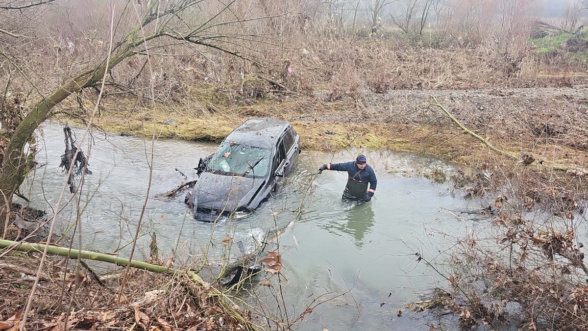 Çanakkale'de otomobil çaya uçtu