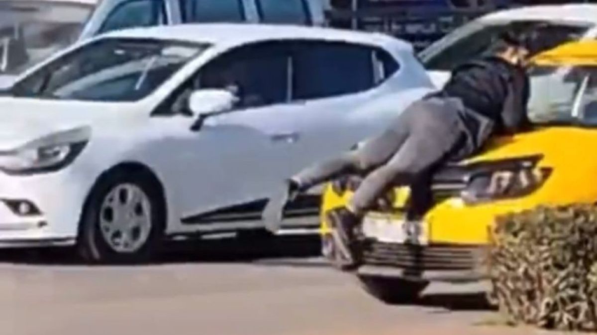 Gaziantep'te bir vatandaş hareket halindeki taksinin üzerine çıktı
