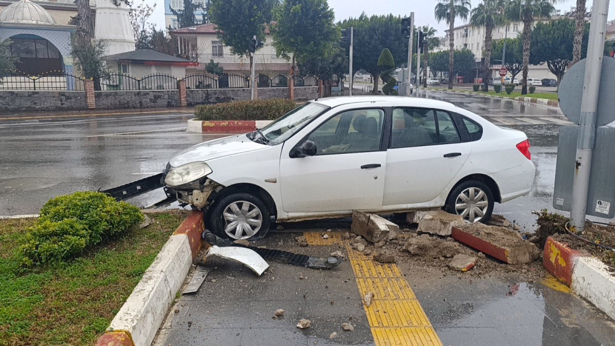 Antalya'da kavşakta iki otomobil çarpıştı: 3 yaralı