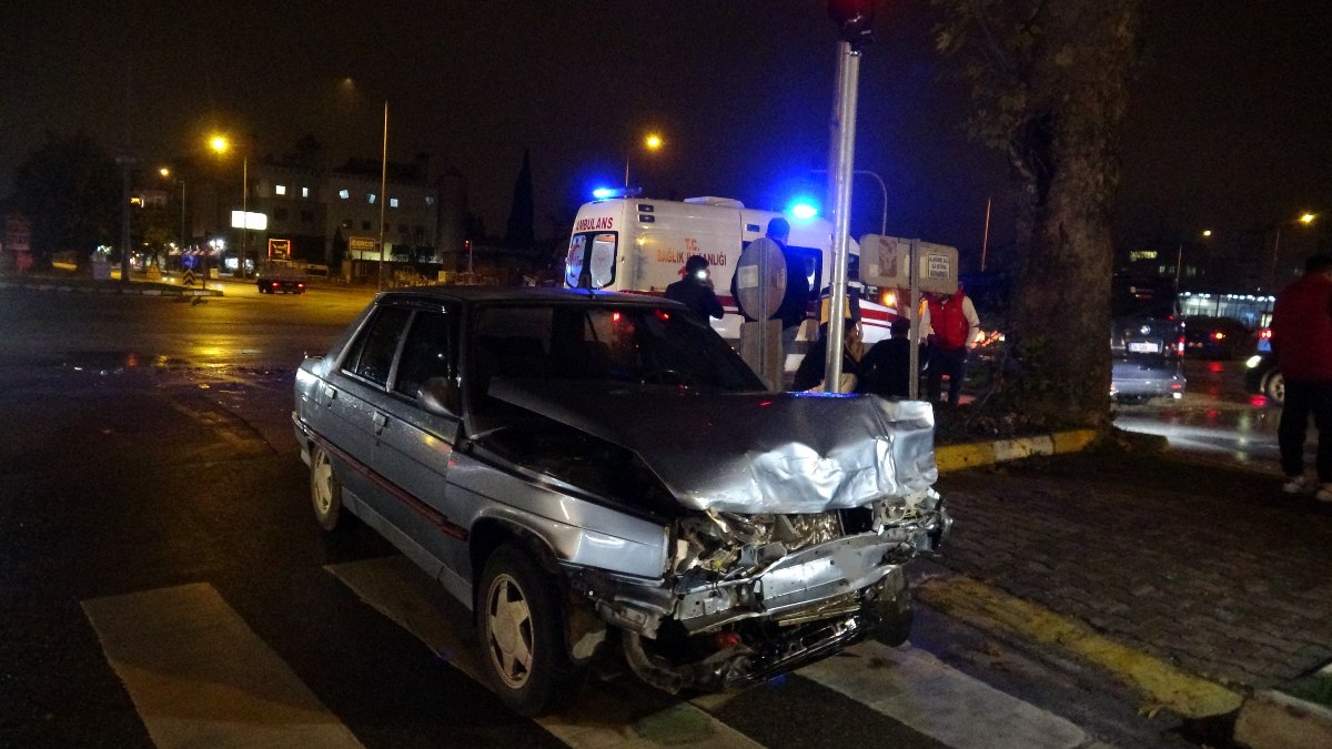 Antalya'da hurdaya dönen araçlardan burunları bile kanamadan çıktılar