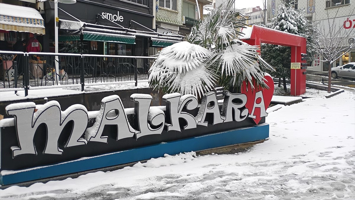 Trakya bölgesi kar yağışına teslim oldu