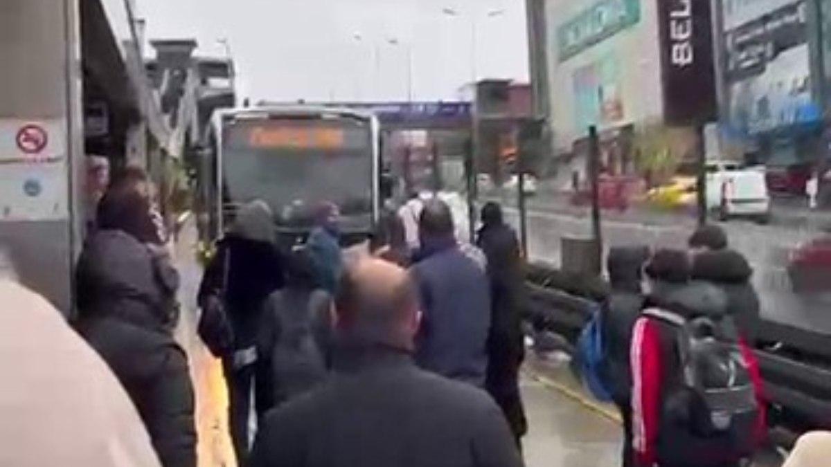 İstanbul'da durakta durmayan metrobüsün önünü kestiler