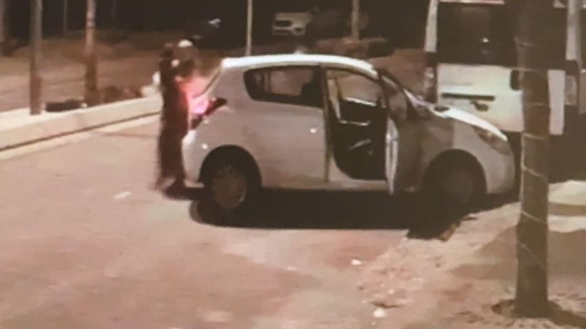 İstanbul'da park halindeki araca çarpıp sürücü yerinden kaçtılar
