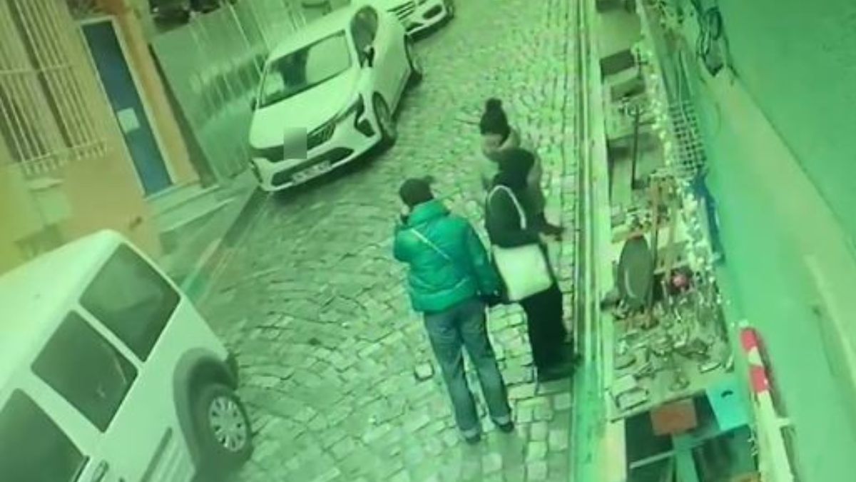 İstanbul'da yokuştan kayan otomobil yayayı ezdi