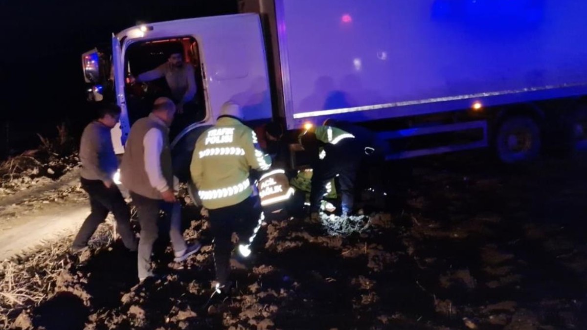 Çorum'da kaza yerinde kamyonun çarptığı polis ağır yaralandı