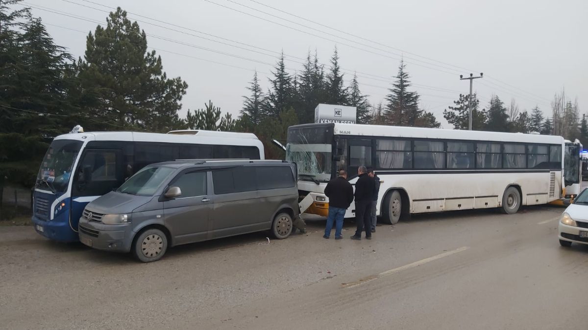 Ankara'da 4 araçlı zincirleme kaza: 33 yaralı