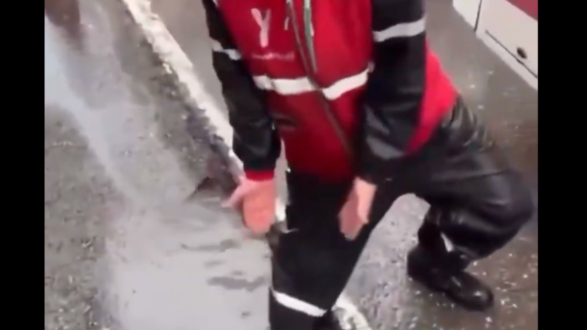 İzmir'de bir kurye belediyenin onarmadığı çukura düşerek yaralandı