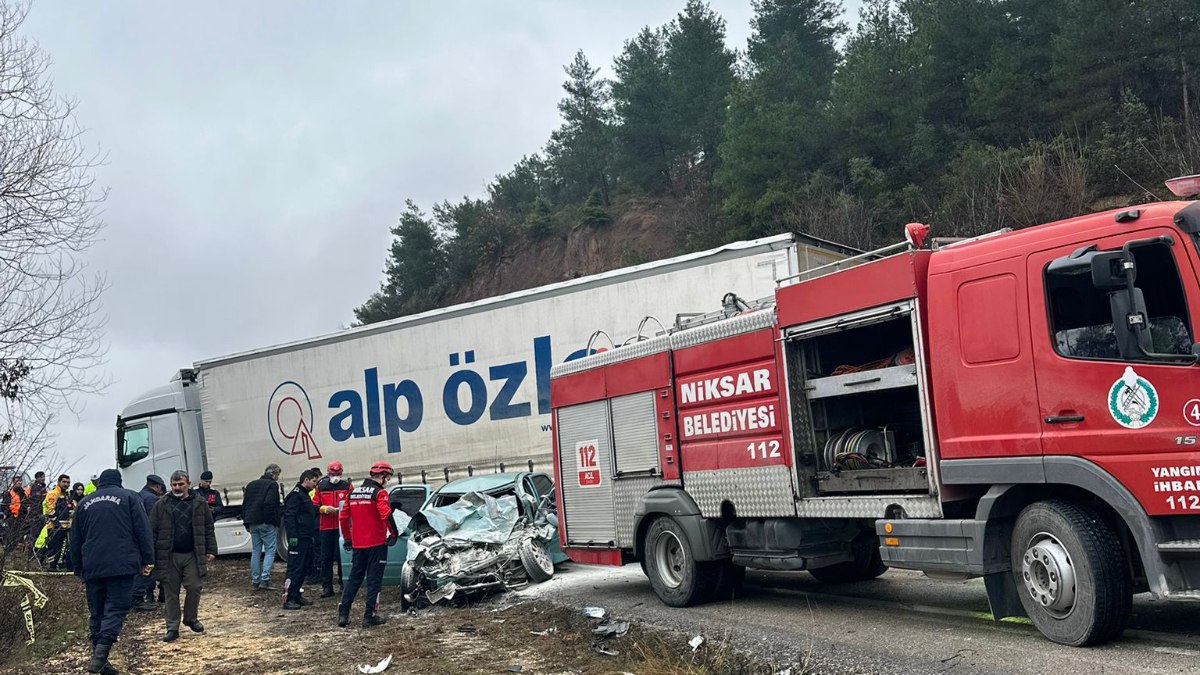 Tokat'ta otomobil ile tır çarpıştı