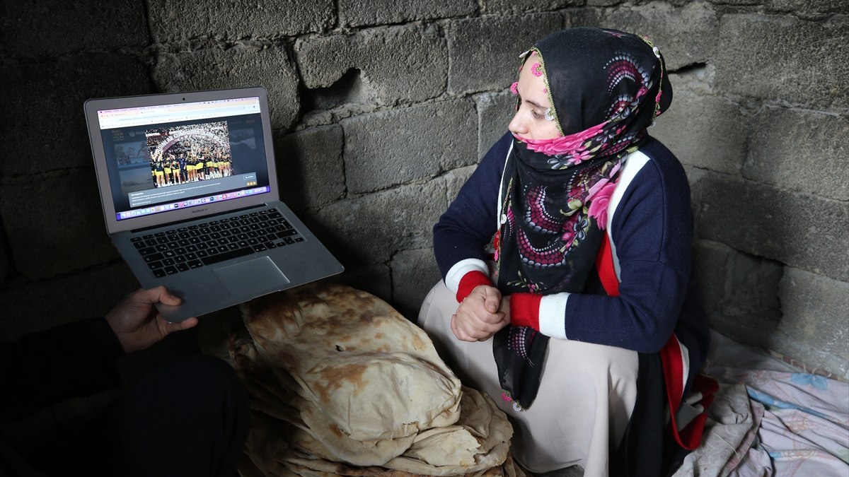 Muş'taki tandırcı kadınlar, AA'nın 'Yılın Kareleri' oylamasına katıldı