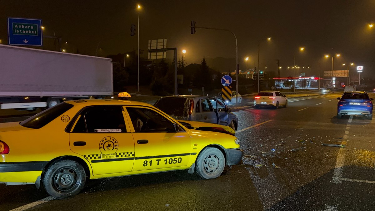 Bolu’da iki otomobilin çarpıştığı kazada 3 kişi yaralandı