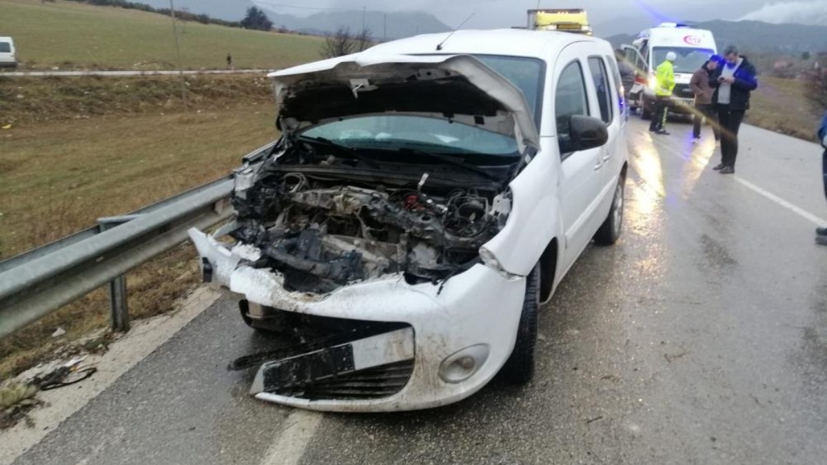 Isparta'da midibüs ile sivil polis aracı çarpıştı: 2 yaralı