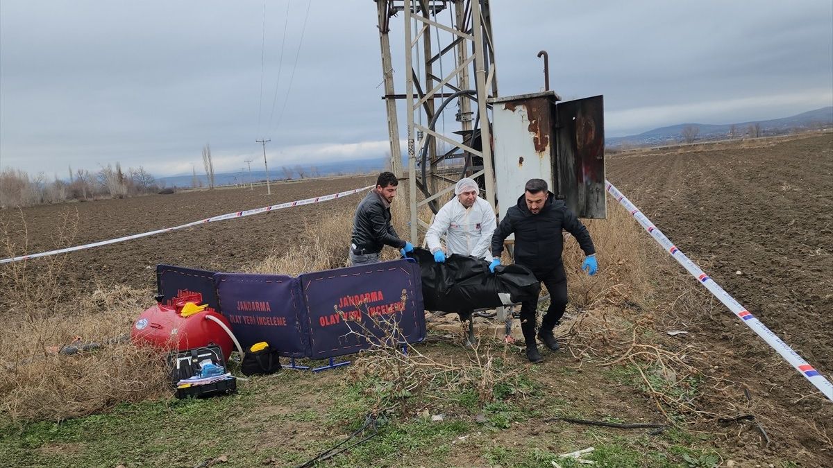 Amasya’da vatandaşlar elektrik trafosu yanında erkek cesedi buldu
