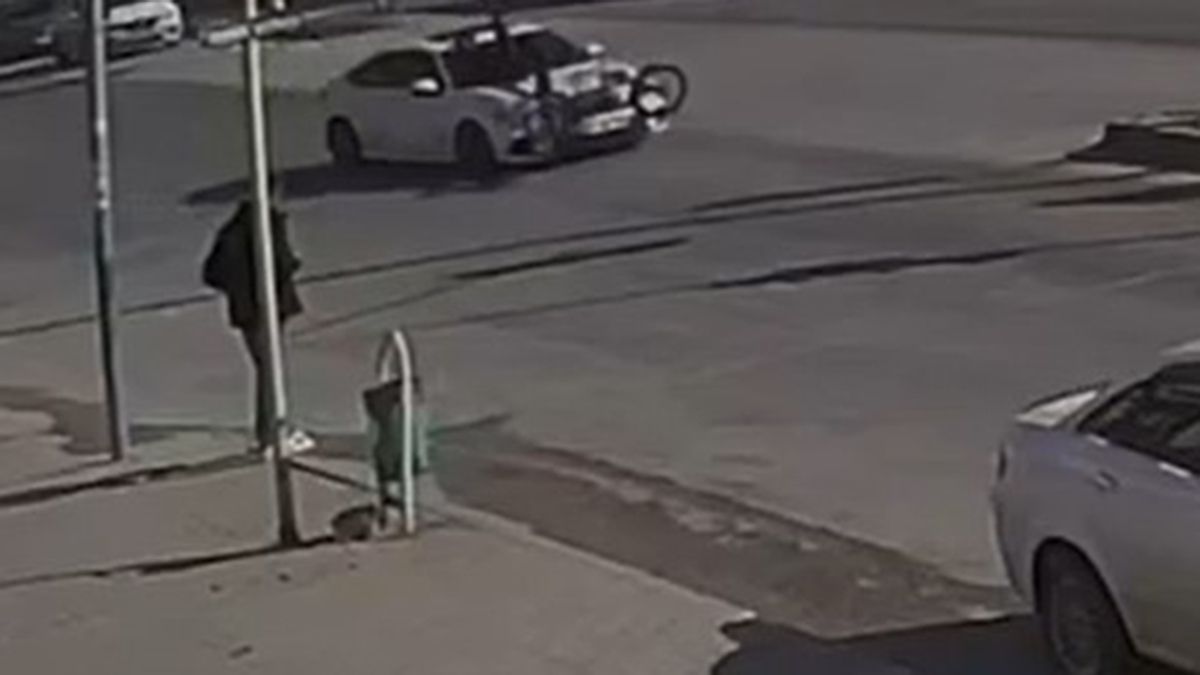 Adana’da motosiklete kırmızı ışıkta geçen otomobil çarptı