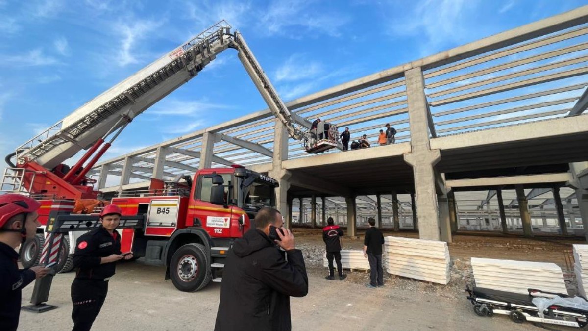 Kahramanmaraş'ta inşaattan düşen 2 işçi hastaneye kaldırıldı