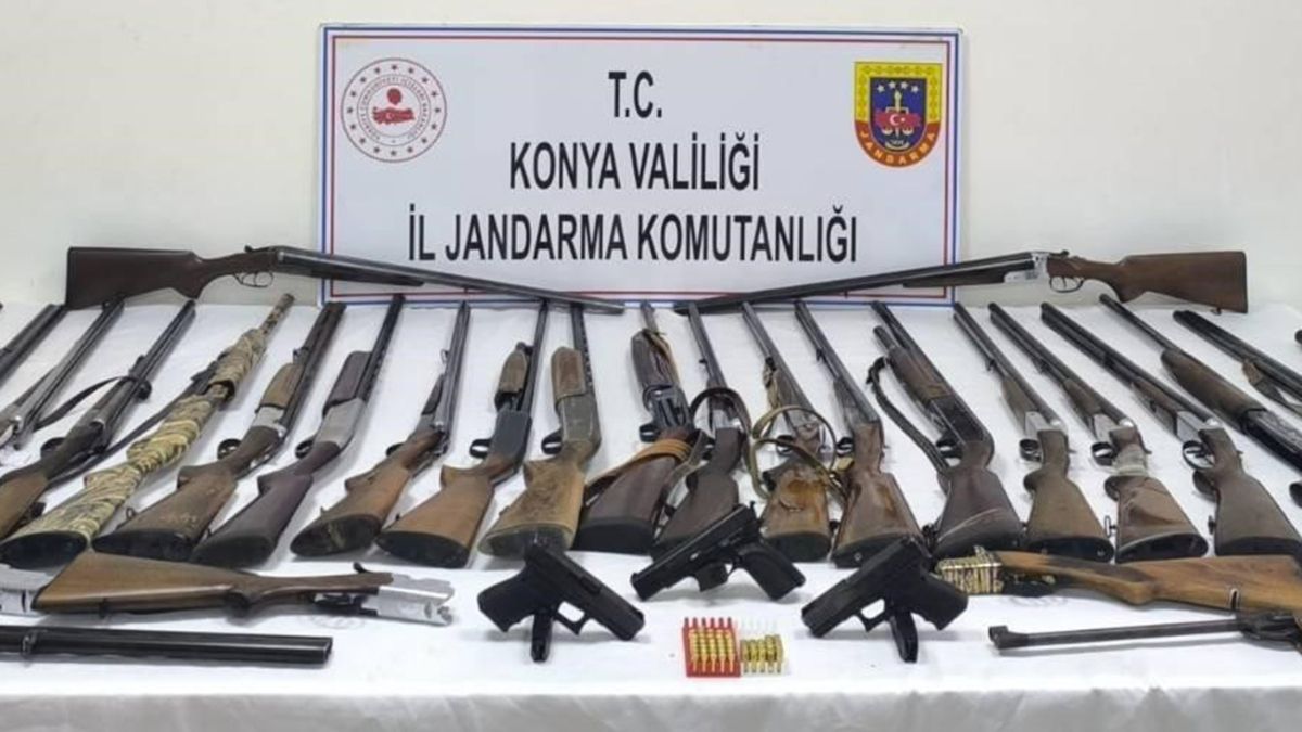 Konya’da iş yerinde çok sayıda silah ele geçirildi