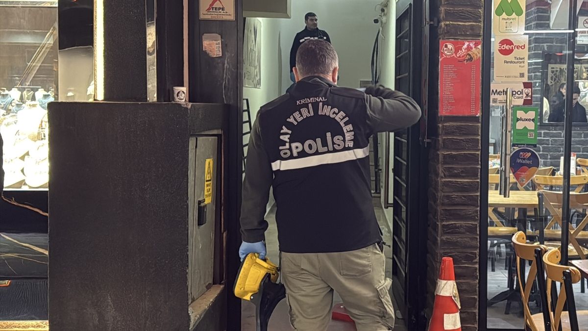 Sakarya’da eski polis, sevgilisini boğazından defalarca bıçakladı