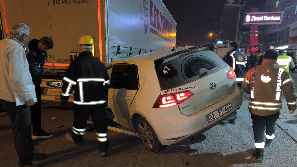 Mardin'de otomobilin tıra çarptığı kazada 1 kişi yaralandı