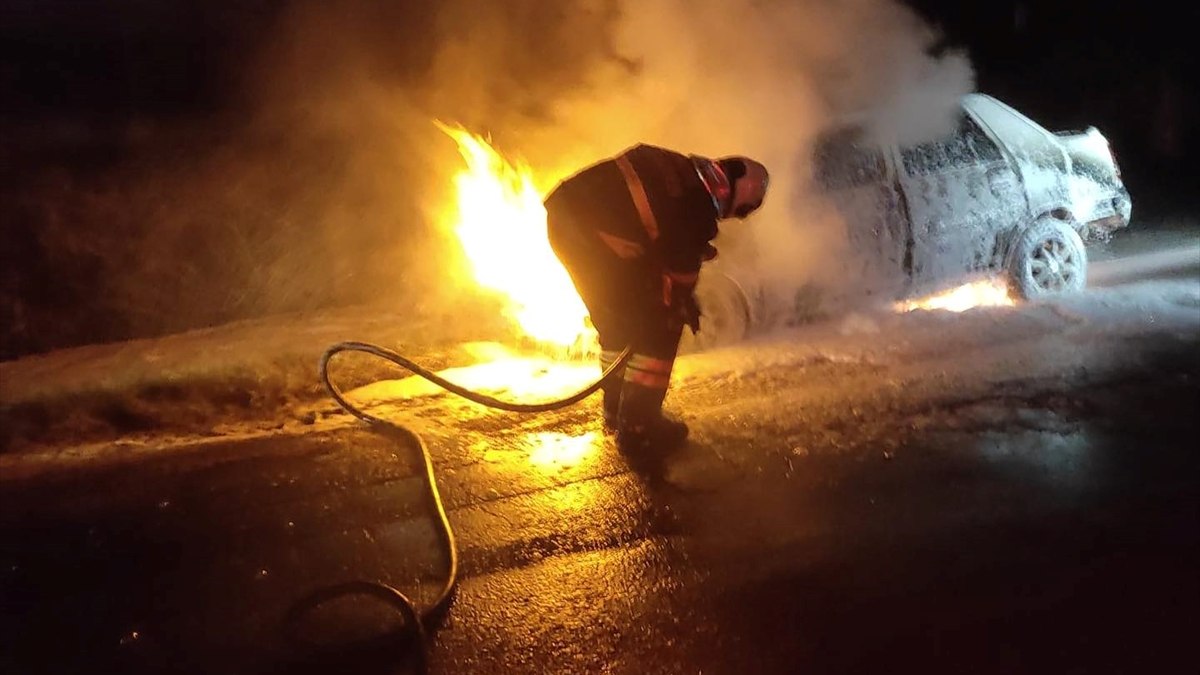 Hatay'da seyir halindeki otomobilde çıkan yangın söndürüldü