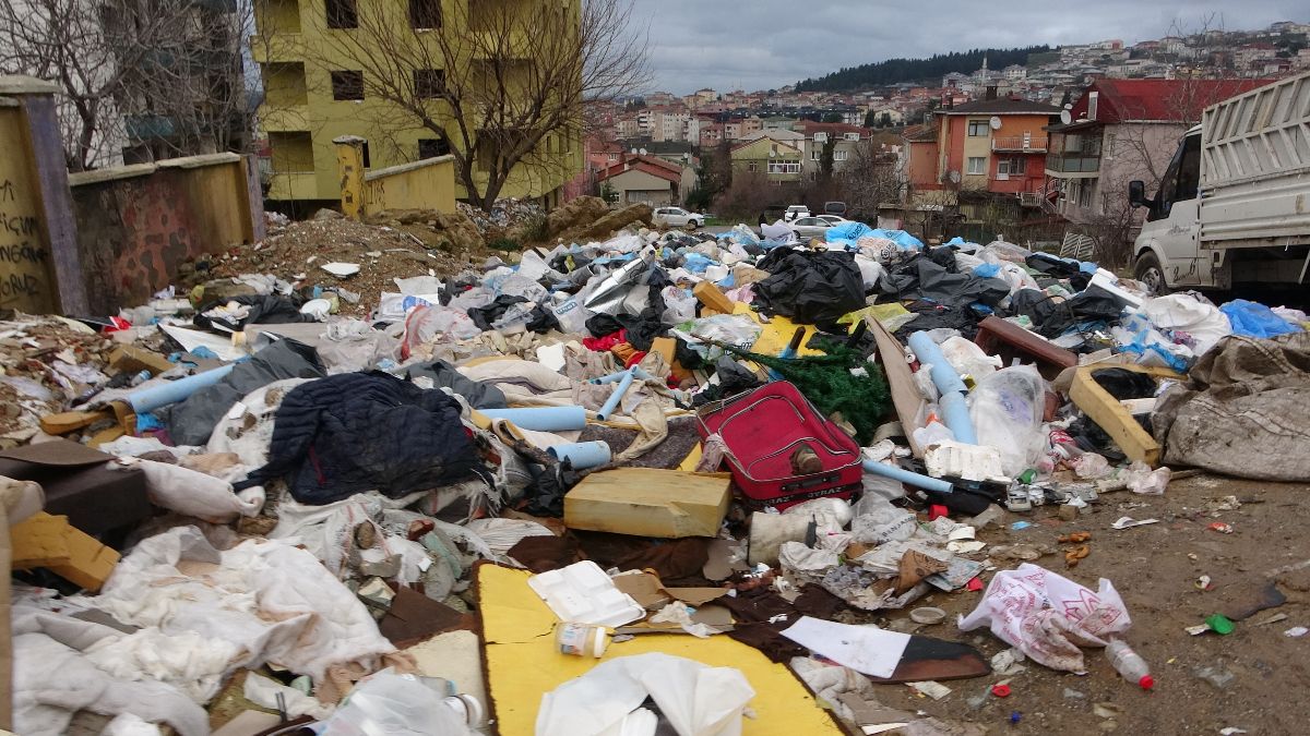 İstanbul Üsküdar'da mahalleli moloz ve çöp yığınlarına isyan etti