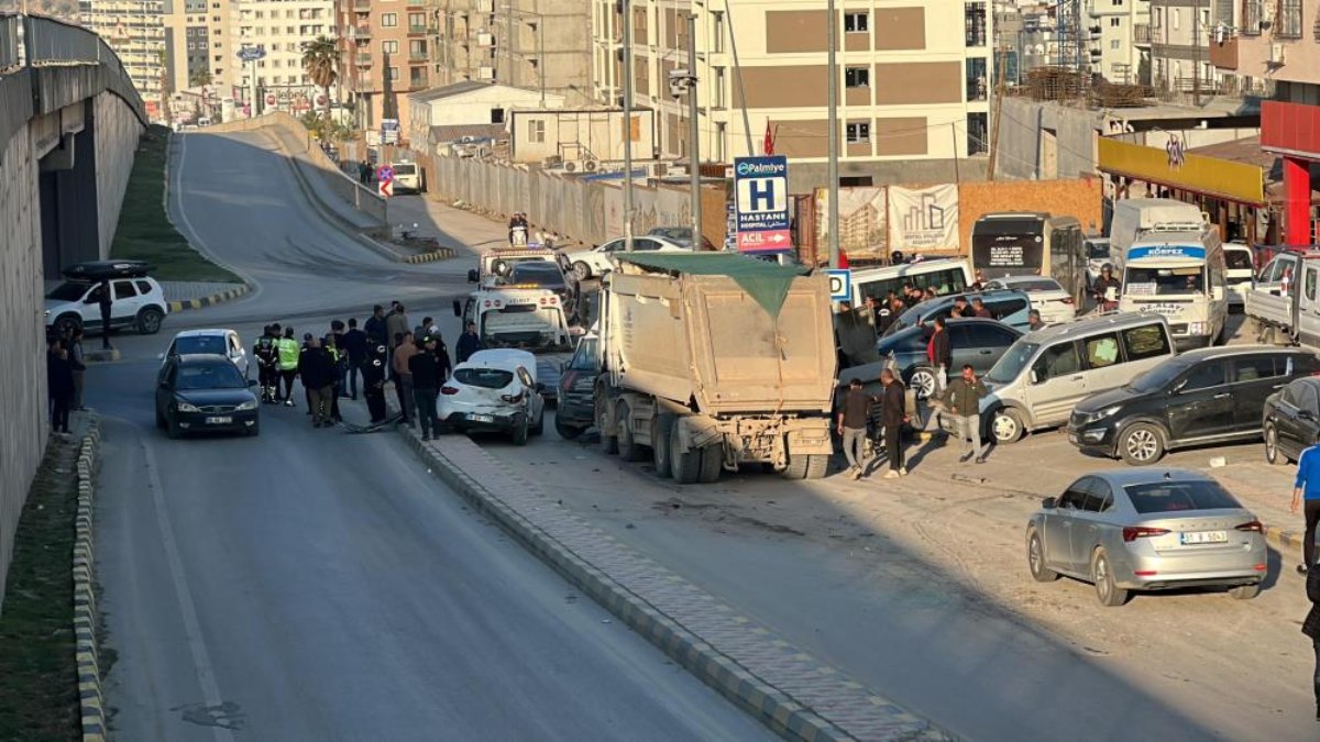 Hatay'da hafriyat kamyonu 5 aracı biçti: 3 yaralı