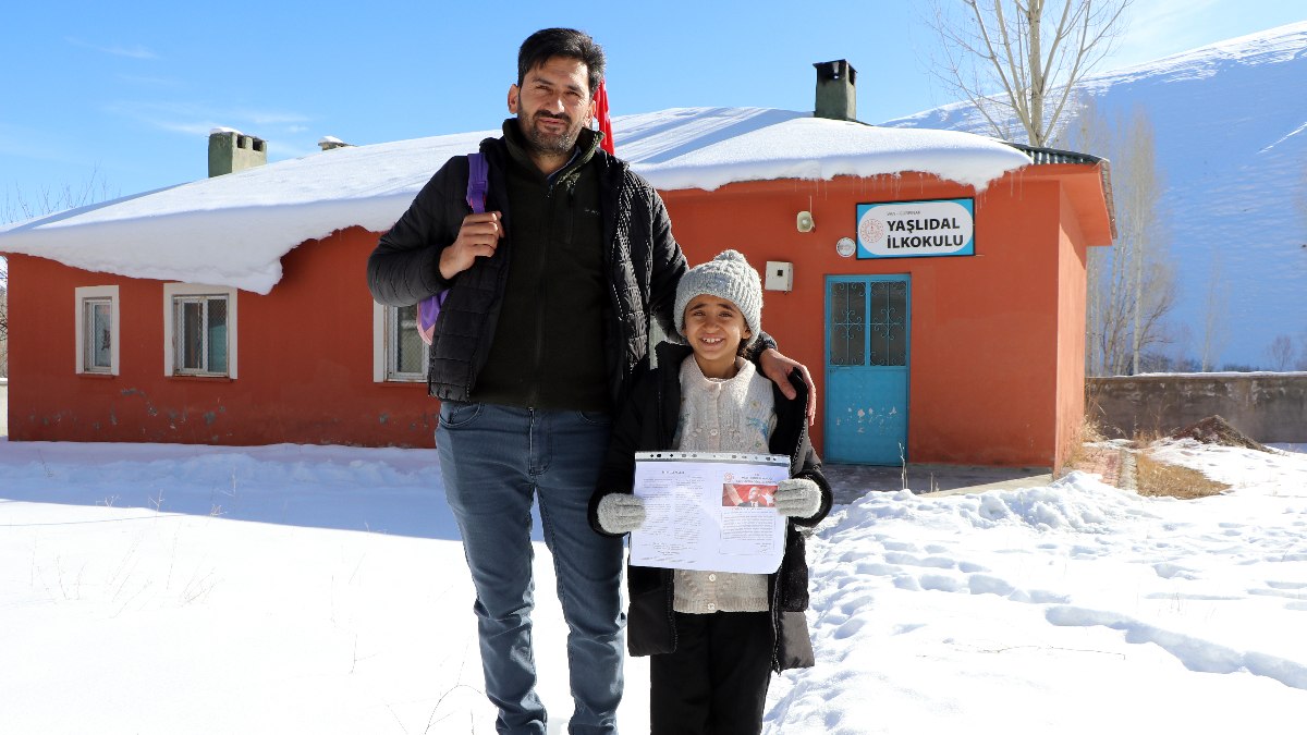 Van'da mezradaki okulda tek başına eğitim görüyor