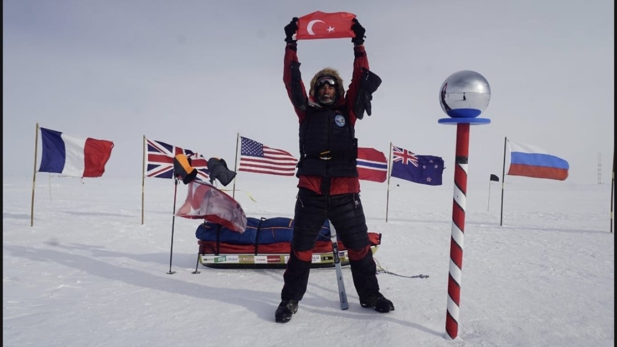 Antarktika'dan Güney Kutbu'na ulaştı: Türk Bayrağı açıp, İstiklal Marşı okudu