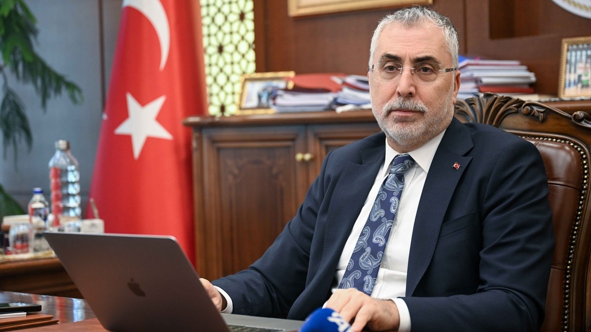 Vedat Işıkhan: Türkiye'de 76 bin 656 anlık açık iş ilanı başvuruya açıldı