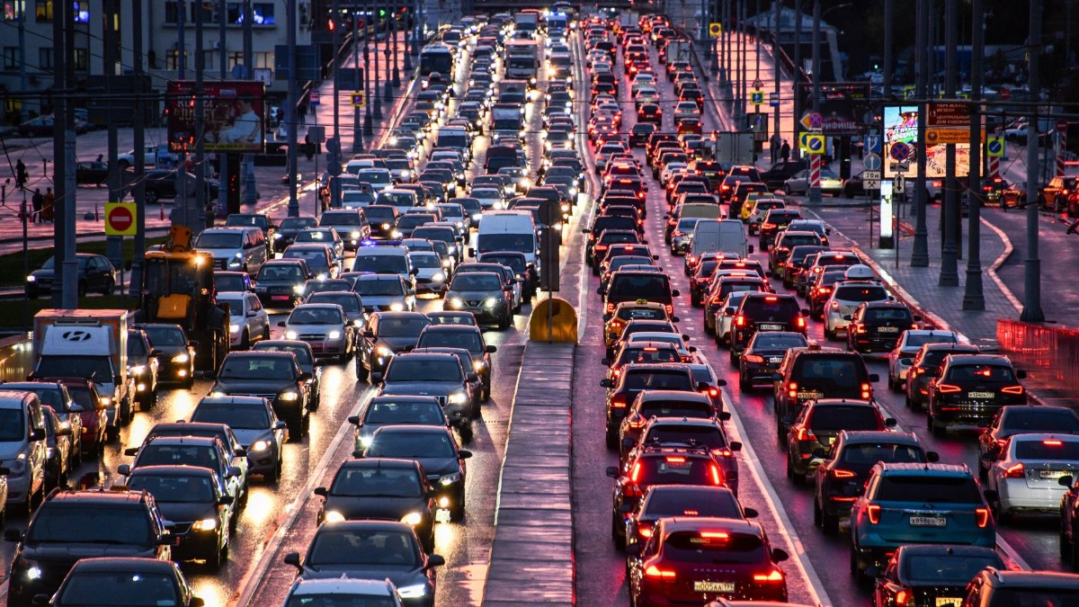 Trafikte en çok vakit kaybettiren şehirler belli oldu! İstanbul 100 saatin üstüne çıktı