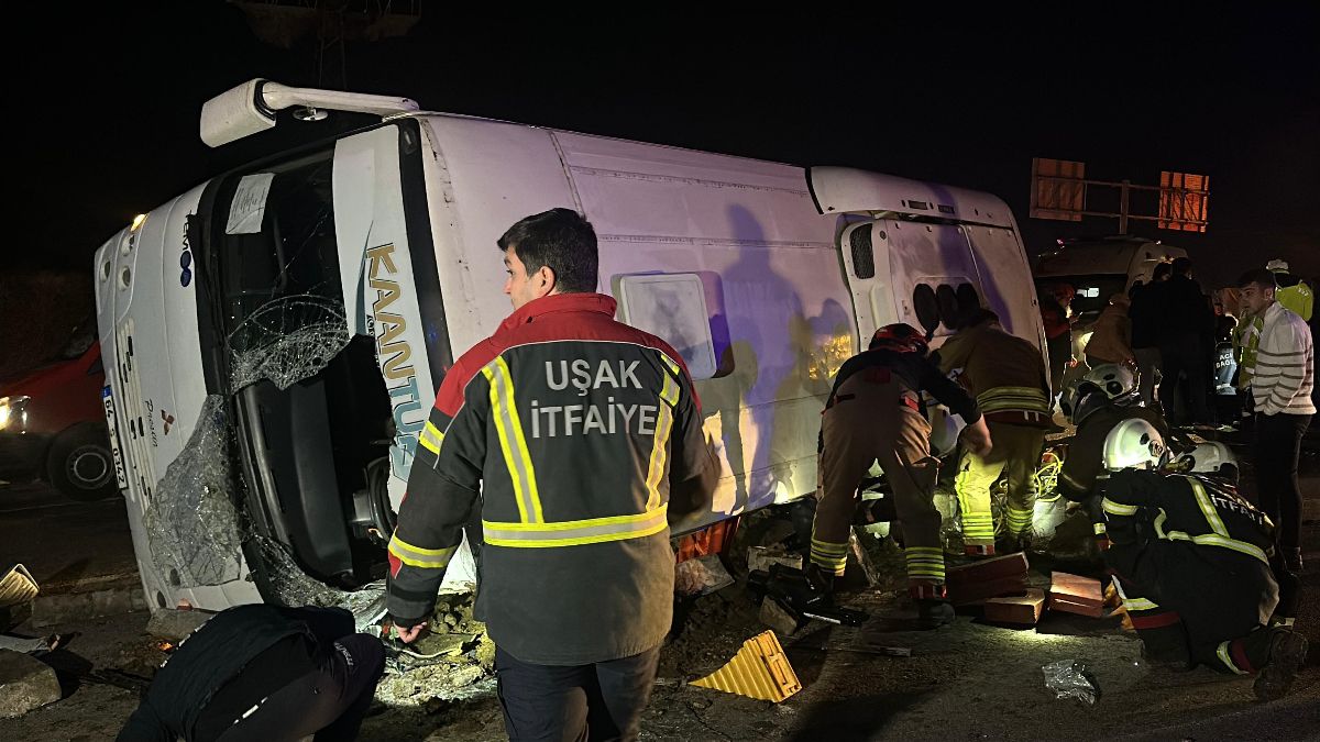 Uşak’ta otomobil ile işçi servisi çarpıştı: 1’i ağır, 28 yaralı Uşak’ta otomobil ile işçi servisi çarpıştı: 1’i ağır, 28 yaralı