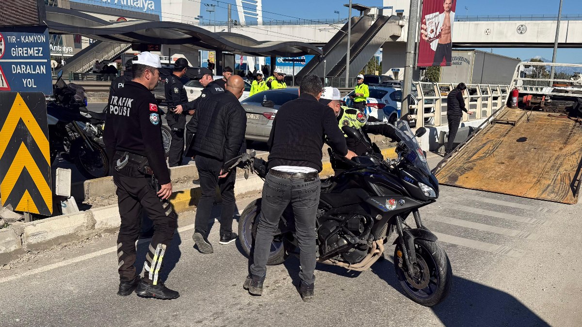 Antalya'da alkollü sürücünün sıkıştırdığı motosikletli polis yaralandı