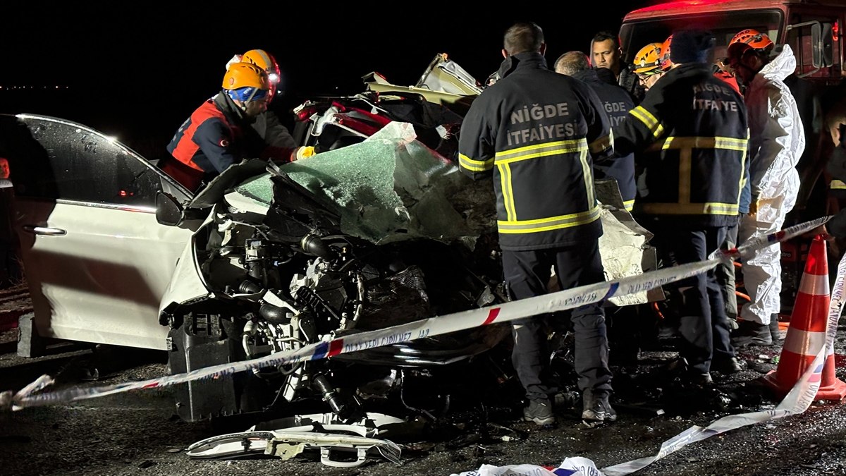 Niğde'de hafif ticari araçla otomobilin çarpıştı: 2 ölü