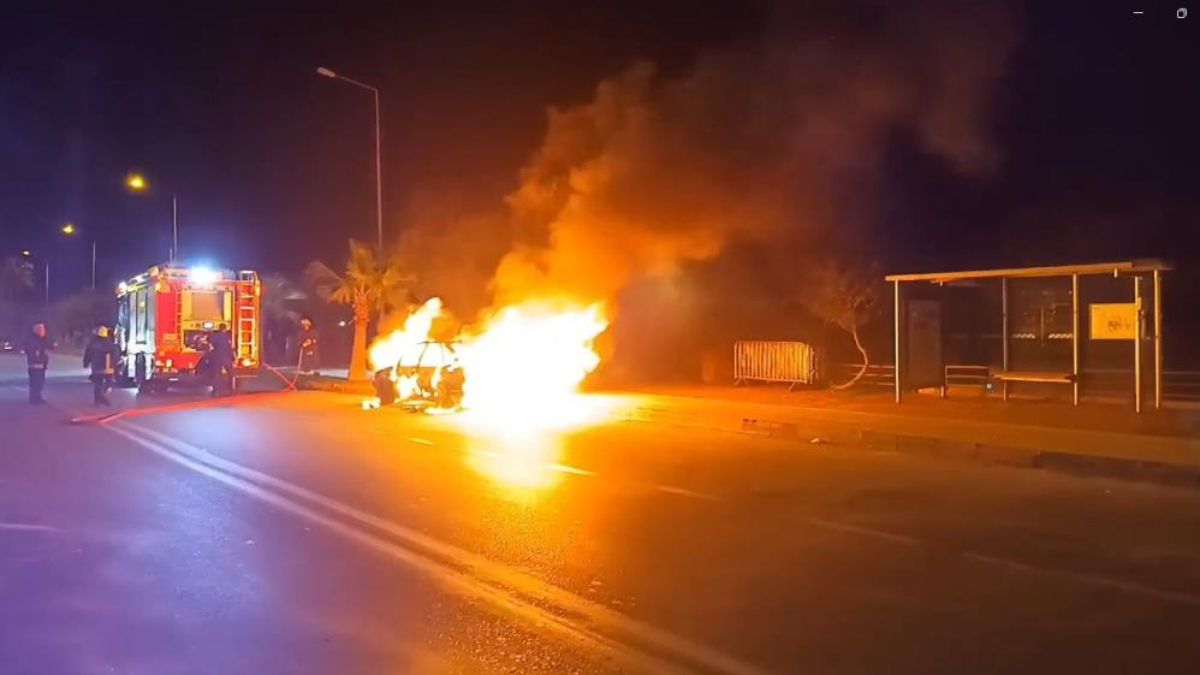 Antalya'da seyir halindeki otomobil küle döndü