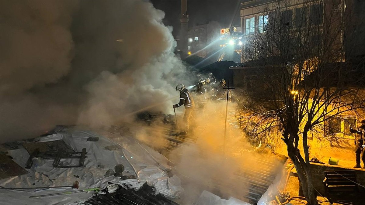 İstanbul Beyoğlu'nda gecekondular yangında kullanılamaz hale geldi