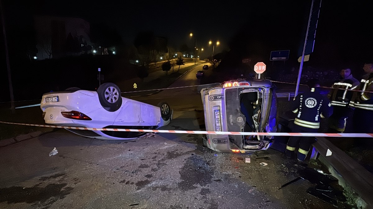 Kocaeli'de hafif ticari araç ile otomobil çarpıştı: 4 yaralı