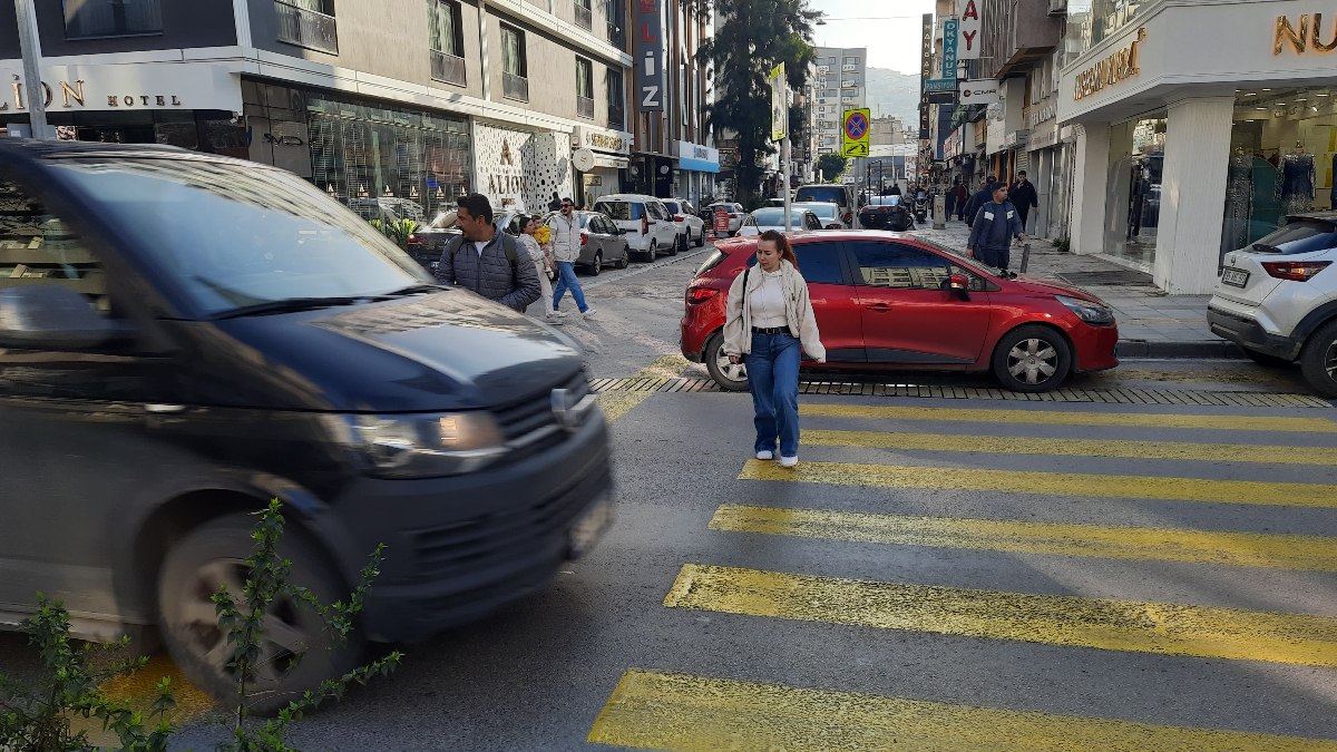 İzmir’de yaya geçidindeki vatandaşlara yol vermeyen sürücüler